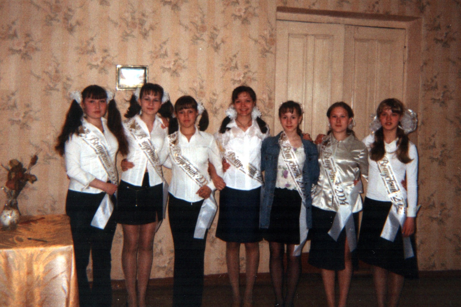 Выпуск 2004. Иркутск, школа-интернат музыкантских воспитанников. На фото Ольга Красовская с одноклассницами.