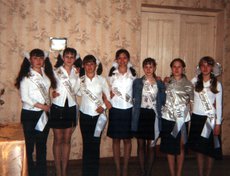 Выпуск 2004. Иркутск, школа-интернат музыкантских воспитанников. На фото Ольга Красовская с одноклассницами.