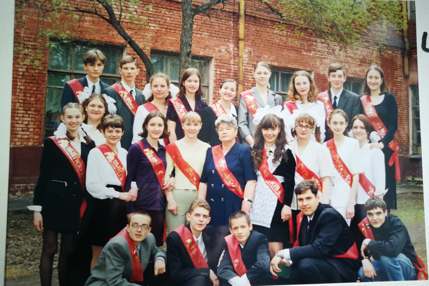 Выпуск 2001. Иркутск, школа №11, 11 «Б». На фото Ольга Пономарева с одноклассниками.