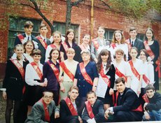 Выпуск 2001. Иркутск, школа №11, 11 «Б». На фото Ольга Пономарева с одноклассниками.