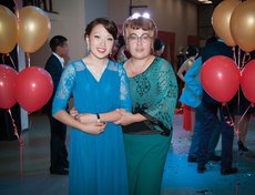 Выпуск 2015. Поселок Усть-Ордынский, школа №1. На фото Наталья Баинова с мамой Оксаной.
