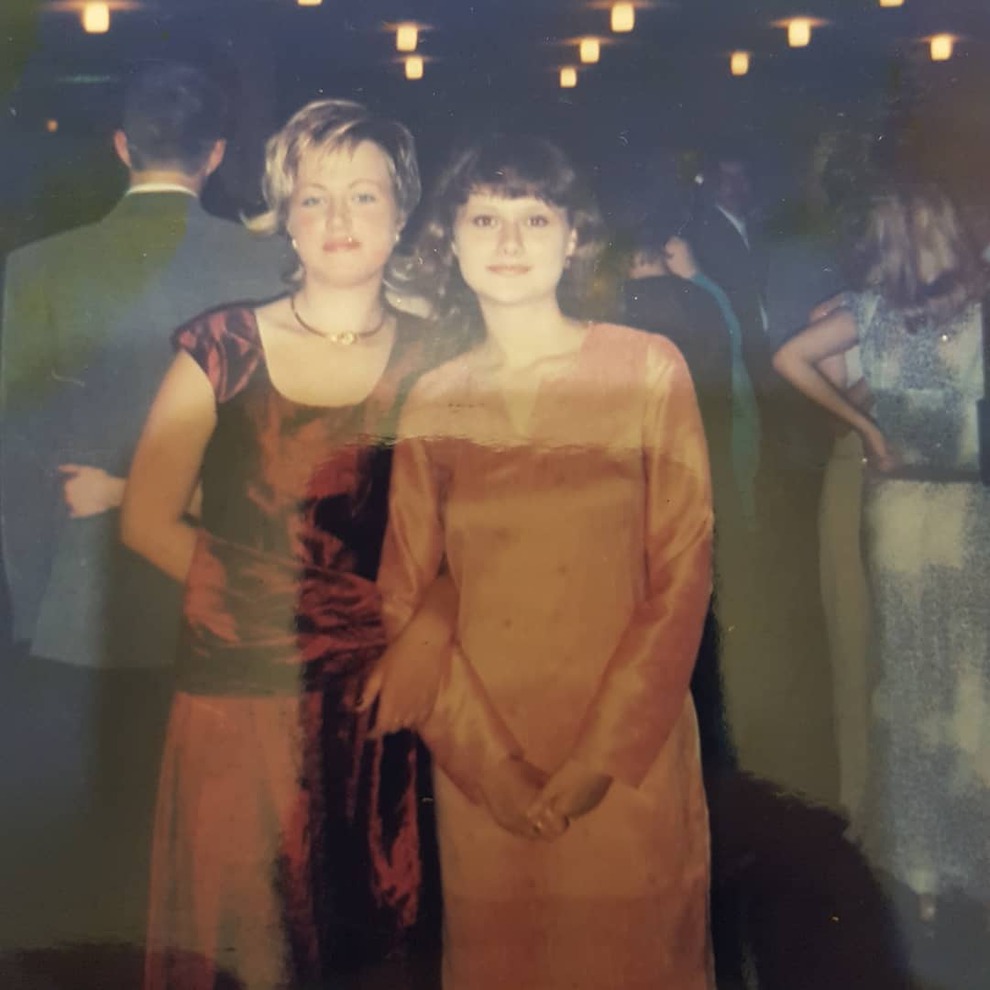 Выпуск 2002. Иркутск, школа №23, 11 «Б». На фото Ольга Трошева с одноклассницей.