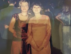 Выпуск 2002. Иркутск, школа №23, 11 «Б». На фото Ольга Трошева с одноклассницей.