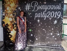 Выпуск 2019. Усть-Кут, школа №9. На фото Дарья Гусейнова: «Школьные годы самые лучшие. И я всегда буду помнить свою школу и учителей. Выпускной — это радостный и немного печальный праздник, ведь мы уходим из школы, но всегда ее двери для нас открыты».