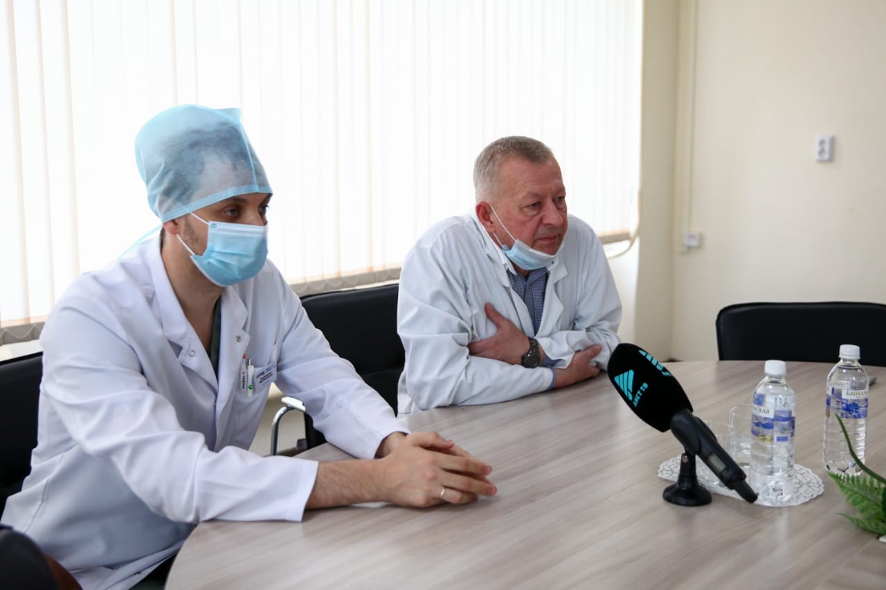 «В обычные дни холл приемного покоя заполнен, сейчас здесь пусто», - говорит Владимир Ильич