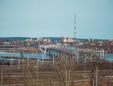 Март 2013 года. Вид из окна Иркутской областной библиотеки И.И. Молчанова-Сибирского на Академический мост. Автор фото — Артем Моисеев