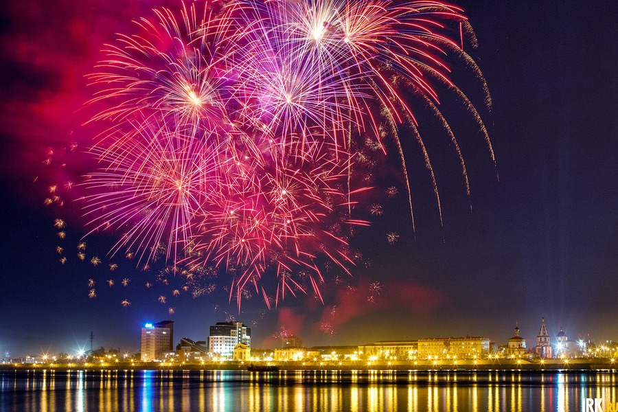 2016 год: 4 июня праздничные мероприятия в честь Дня города традиционно завершились фейерверком. Салют продолжительностью около девяти минут запустили с Нижней Набережной.