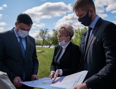 В совещании приняли участие мэр Иркутска Руслан Болотов, депутат думы по избирательному округу №1 Светлана Кузнецова, председатель думы Иркутска Евгений Стекачев.