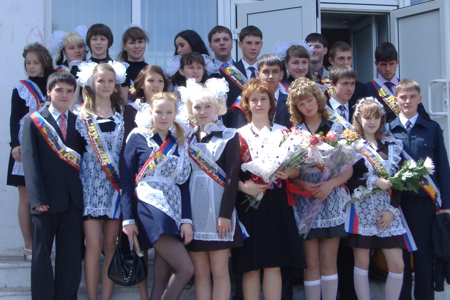 Выпуск 2009. Усолье-Сибирское, гимназия №9, 11 «Б». На фото Анастасия Громова с одноклассниками.