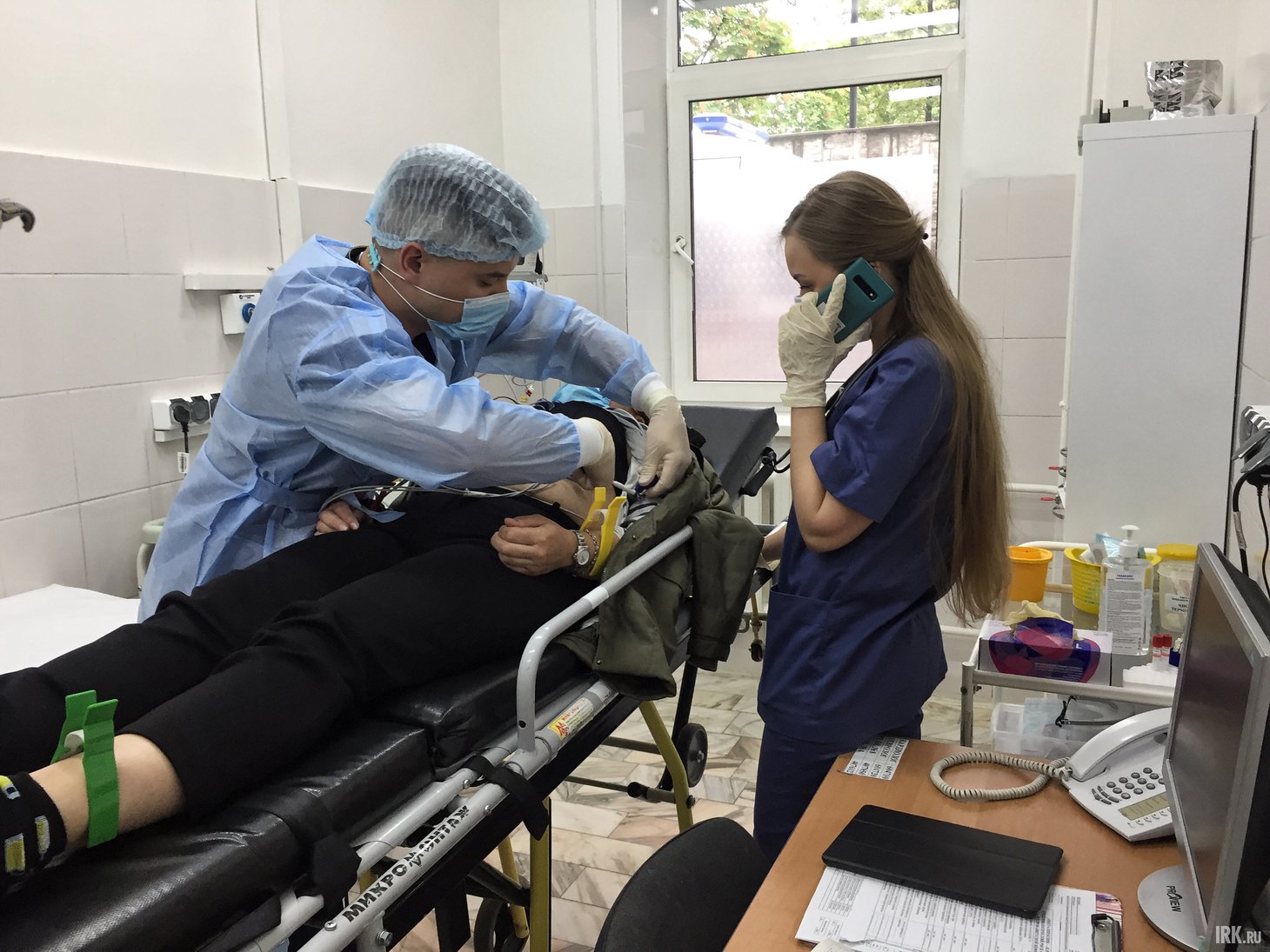 Пациента на приеме в больнице подсоединяют к аппарату ЭКГ, проводят термометрию и оформляют необходимые документы – все это одновременно, в течение двух-трех минут