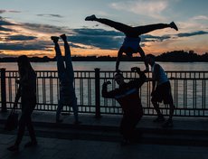 2015 год: к вечеру погода разъяснилась, и на Нижней Набережной ждали фейерверк.