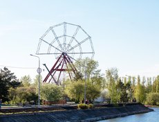 Весной 2018 года на острове Конный монтировали колесо обозрения.