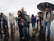 2015 год: горожане спасались от непогоды, как могли.