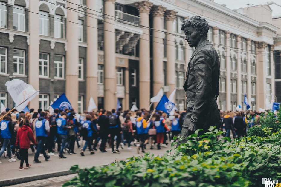 Сентябрь 2018 года. Памятник Александру Вампилову, мимо которого проходит колонна иркутских студентов. Автор фото — Геннадий Кноп