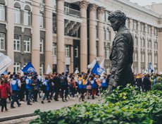 Сентябрь 2018 года. Памятник Александру Вампилову, мимо которого проходит колонна иркутских студентов. Автор фото — Геннадий Кноп