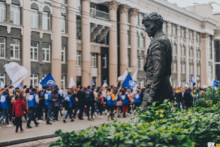 Сентябрь 2018 года. Памятник Александру Вампилову, мимо которого проходит колонна иркутских студентов. Автор фото — Геннадий Кноп