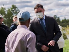 В завершении совещания в поселке Горького Руслан Болотов пообщался с местным жителем.