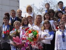 Выпуск 2006. Иркутск, лицей РЖД, 11 «В». На фото Михаил Медведев с одноклассниками.