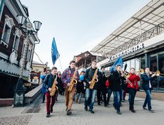 Апрель 2016 года. Музыканты идут по 130-му кварталу в честь открытия фестиваля «Джаз на Байкале». Автор фото — Артем Моисеев
