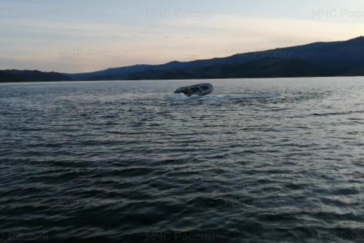 Лодка пропавшего рыбака. Фото МЧС России