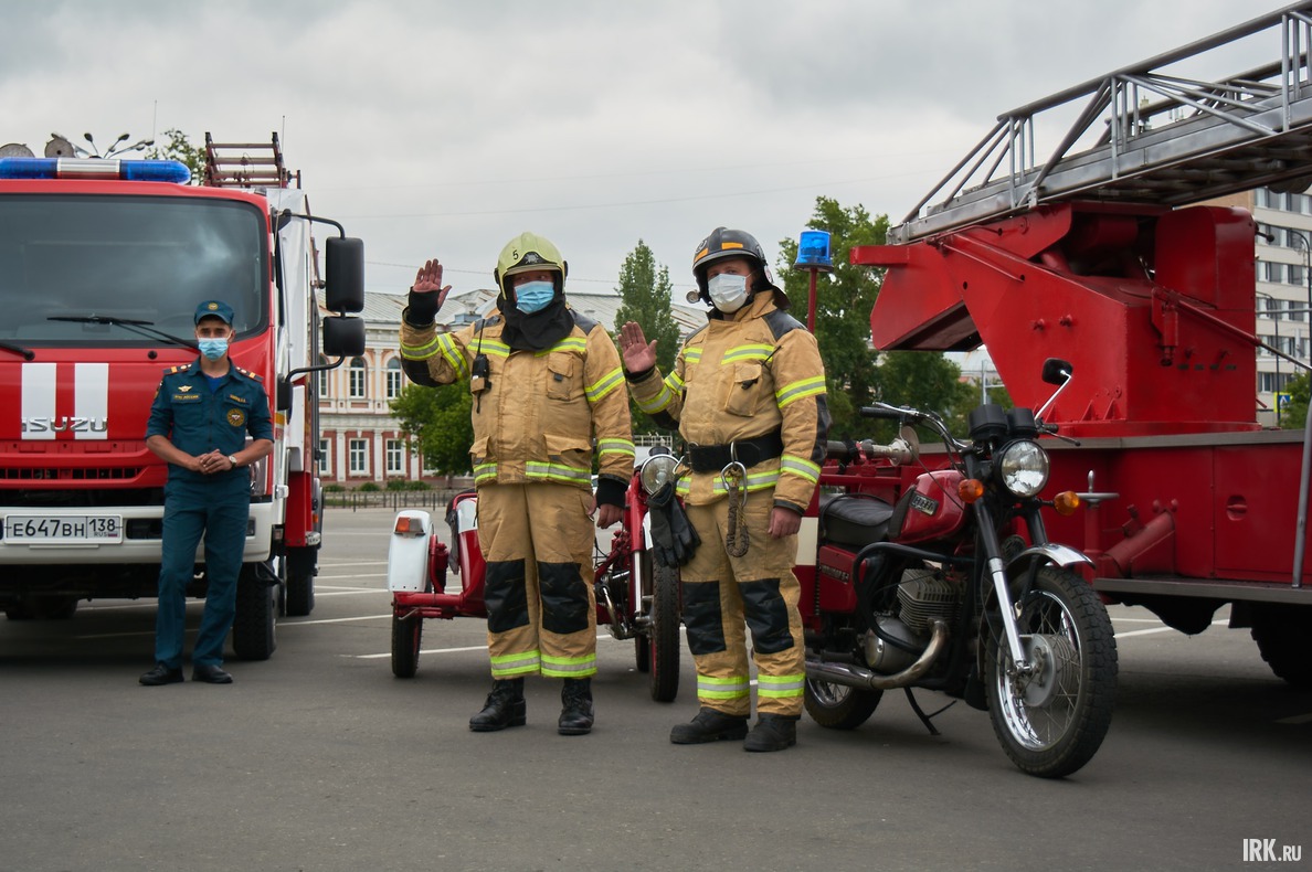 В автопробеге приняли участие пожарные МЧС.