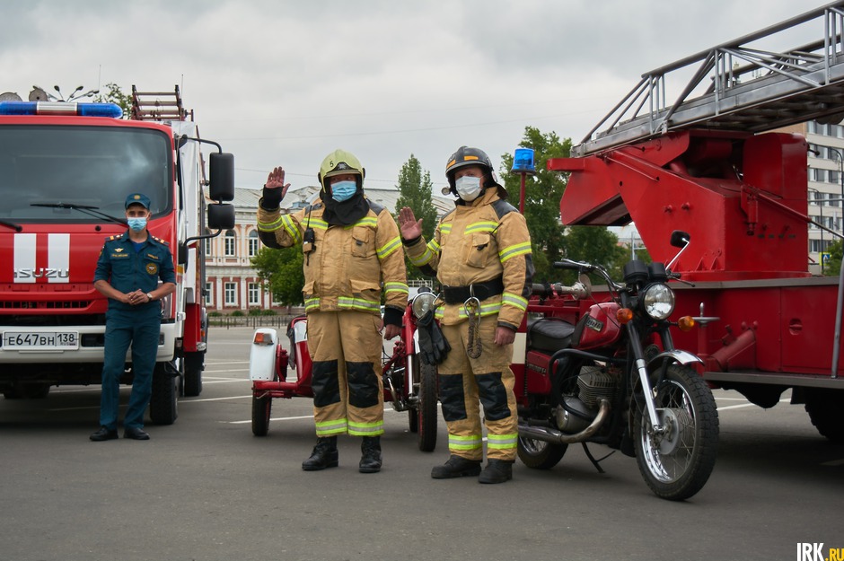 В автопробеге приняли участие пожарные МЧС.