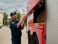 Сотрудники МЧС демонстрировали новейшую пожарную машину, которая создана для тушения пожаров в условиях нашего климата.