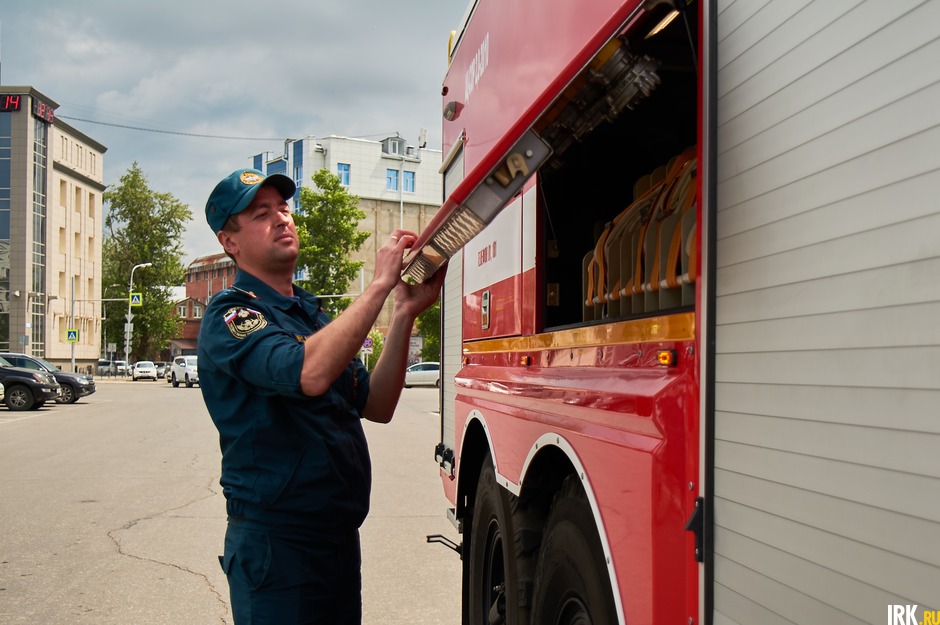 Сотрудники МЧС демонстрировали новейшую пожарную машину, которая создана для тушения пожаров в условиях нашего климата.