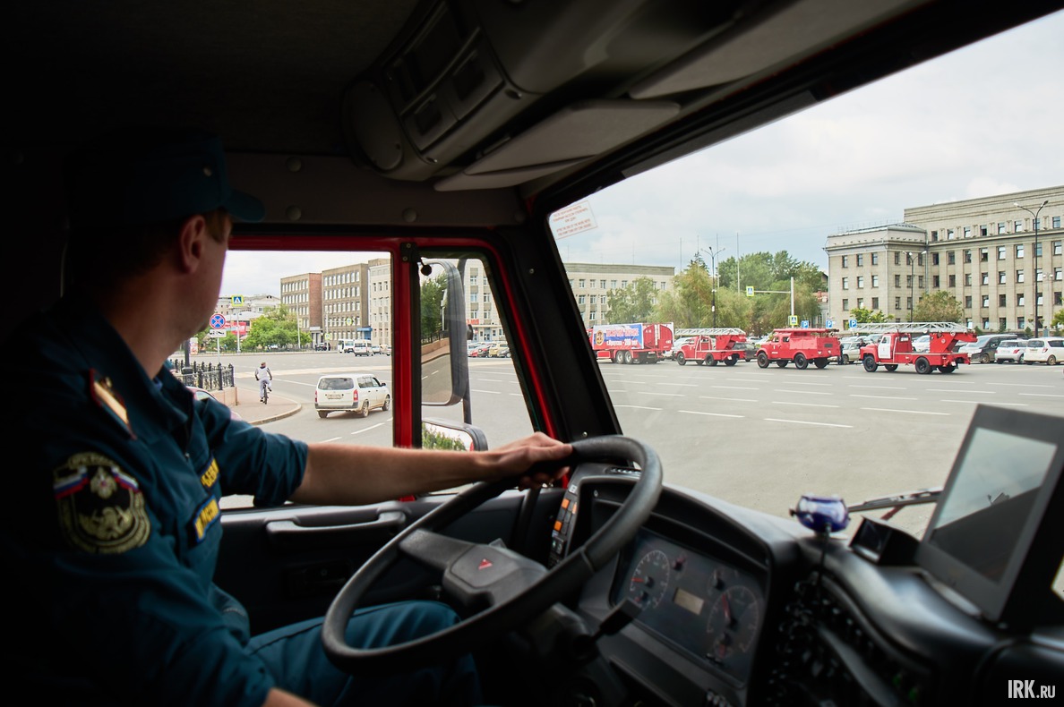 После почетного круга вокруг сквера Кирова машины вернулись на площадь графа Сперанского.