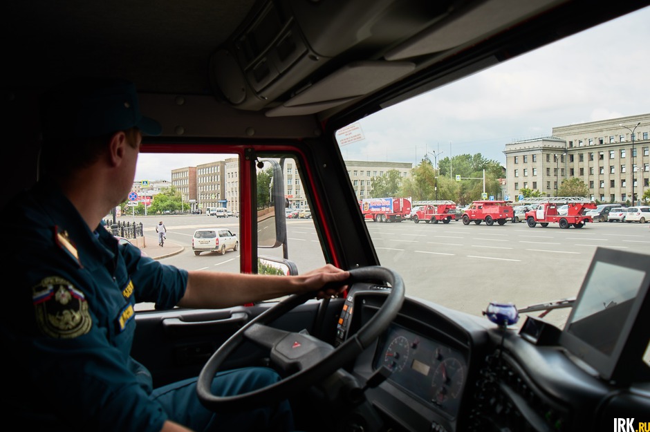После почетного круга вокруг сквера Кирова машины вернулись на площадь графа Сперанского.