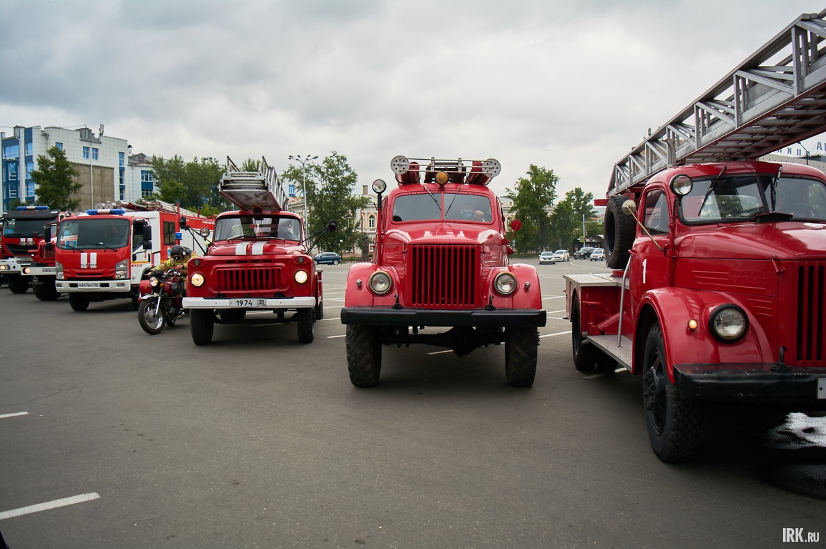 В колонну вошли как самые современные, новейшие образцы пожарных автомобилей, так и раритетные машины и мотоциклы.