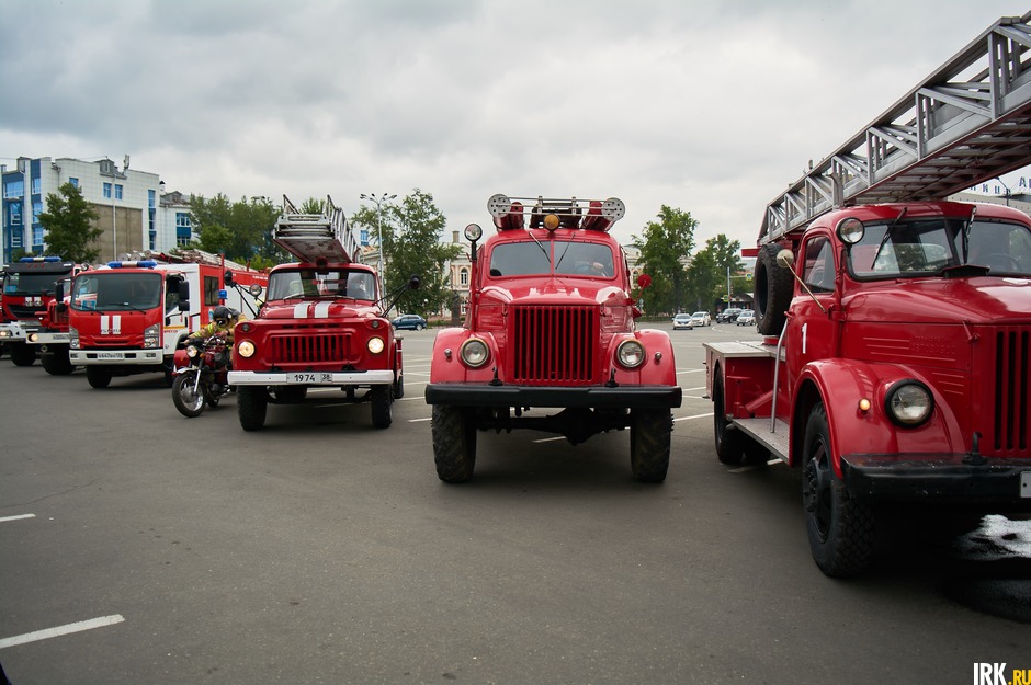 В колонну вошли как самые современные, новейшие образцы пожарных автомобилей, так и раритетные машины и мотоциклы.