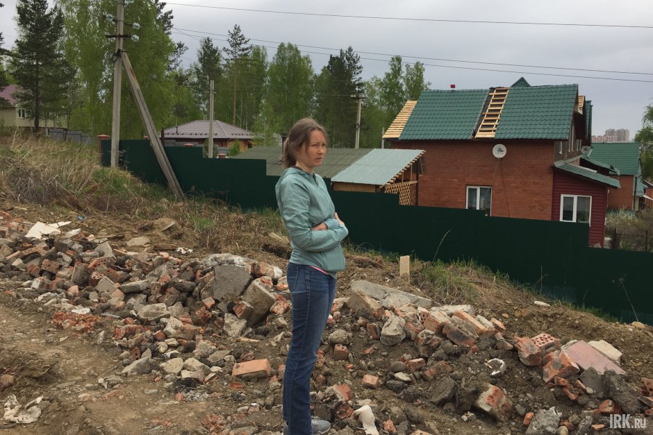 Ирина показывает, где в поселке находится септик и скважина