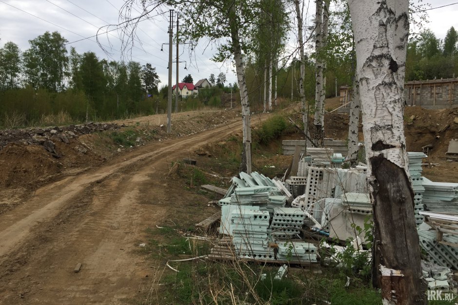 Дорогу в поселке отсыпали только год назад, до этого здесь была глина и каждую весну или осень нельзя ни пройти, ни проехать