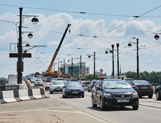 Движение трамваев по мосту в выходные дни прекращено.
