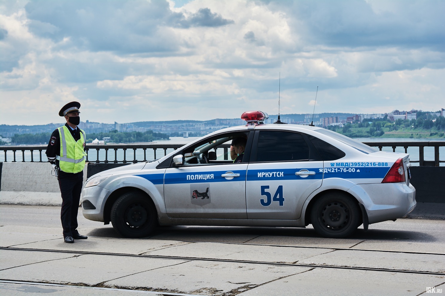 Во время проведения работ за порядком на мосту следят сотрудники ГИБДД.