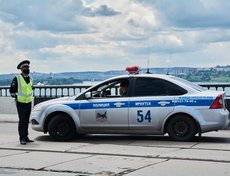 Во время проведения работ за порядком на мосту следят сотрудники ГИБДД.