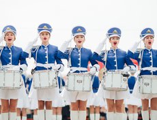 2016 год: праздничное шествие завершилось на площади перед зданием правительства Иркутской области.