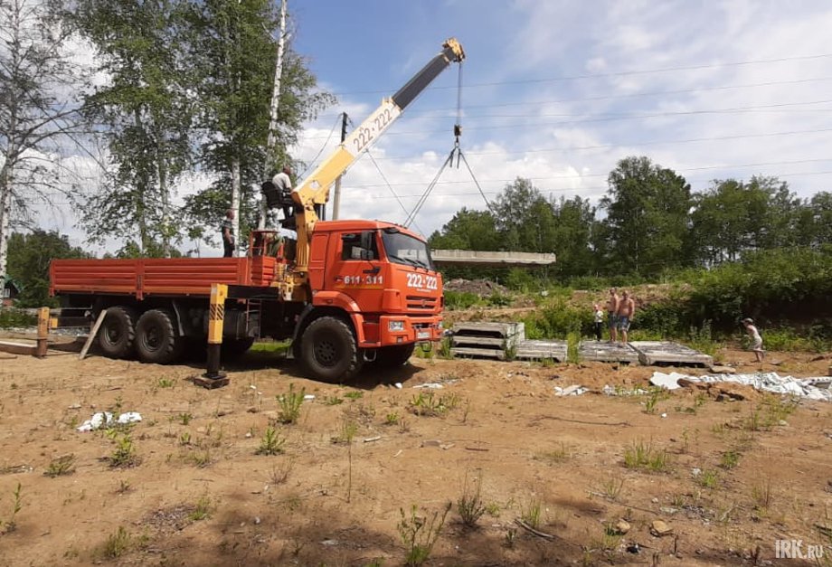 Сейчас в поселке полным ходом идет строительство дороги и подпорных стен