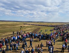 2015 год: многие иркутяне поехали 9 мая в Оек посмотреть на показательные выступления воздушной техники.