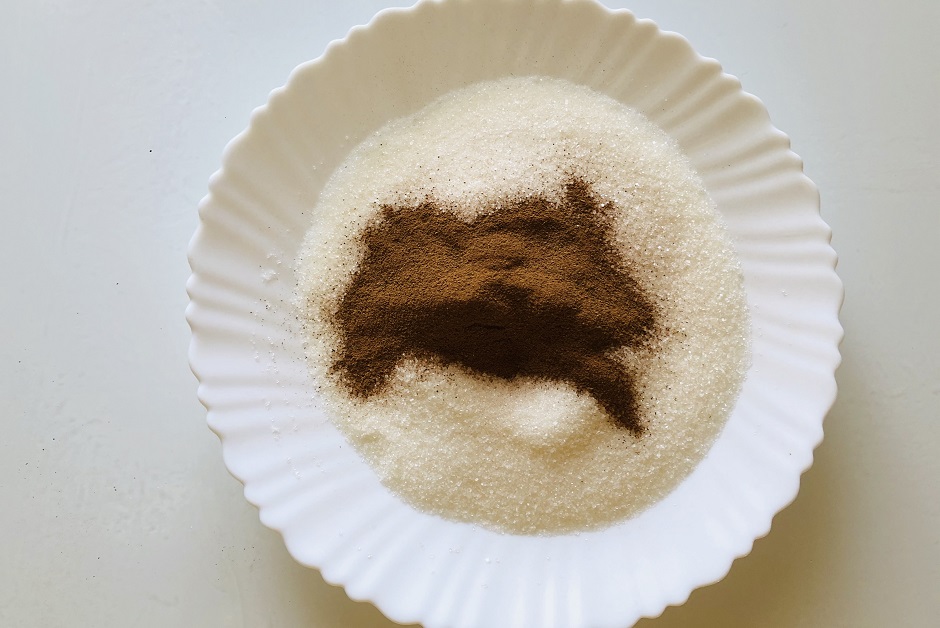 Смешаем сахар с корицей