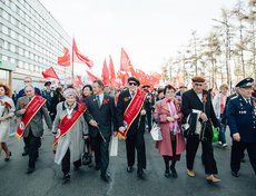 2016 год: в первых рядах колонны шли ветераны, удостоенные звания «Почетный гражданин города Иркутска».