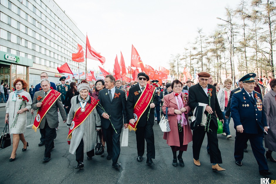 2016 год: в первых рядах колонны шли ветераны, удостоенные звания «Почетный гражданин города Иркутска».