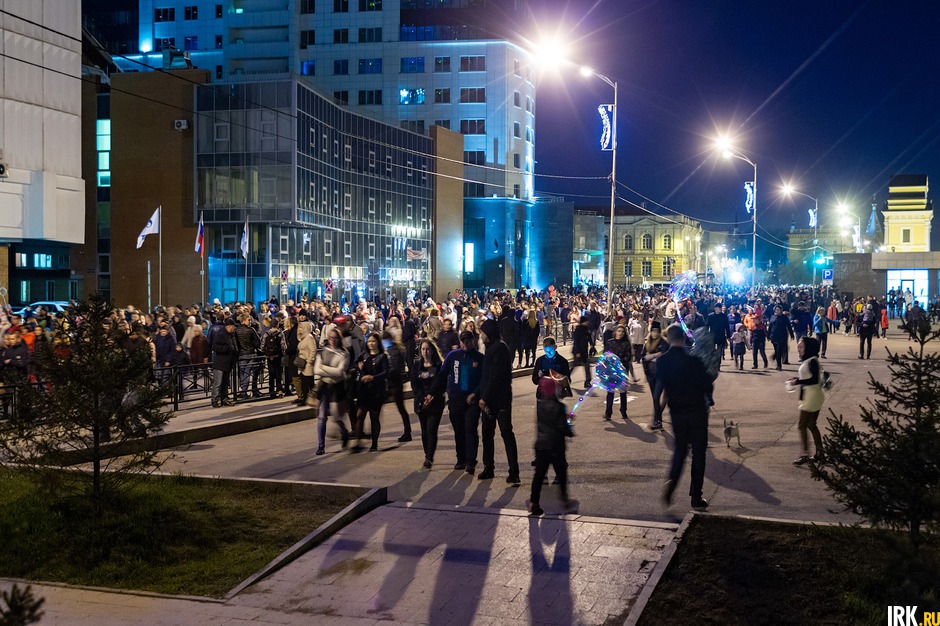 2018 год: вечером 9 мая на Нижней Набережной, как обычно, было людно. Иркутяне пришли посмотреть на фейерверк.