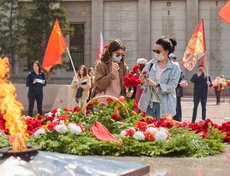 2020 год: в Иркутске отменили все массовые мероприятия. Но иркутяне пришли к Вечному огню почтить память погибших в Великой Отечественной войне.