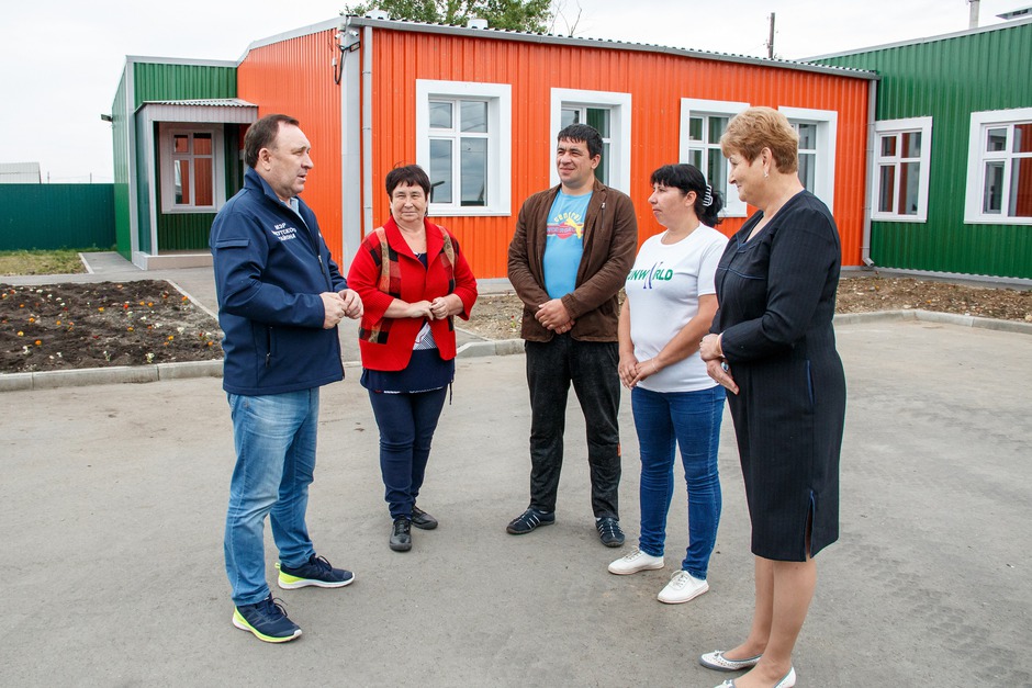 Леонид Фролов посетил малокомплектную школу в деревне Галки, капитально отремонтированную в 2018 году