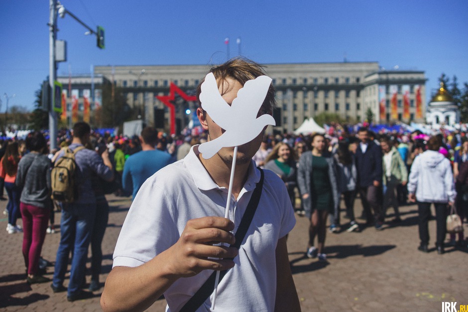 2018 год: в центре города прохожим раздали 2500 белых бумажных голубей.