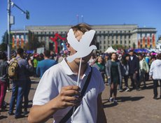 2018 год: в центре города прохожим раздали 2500 белых бумажных голубей.