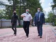 Леонид Фролов и глава Молодежного МО Александр Степанов инспектируют строительство ДК