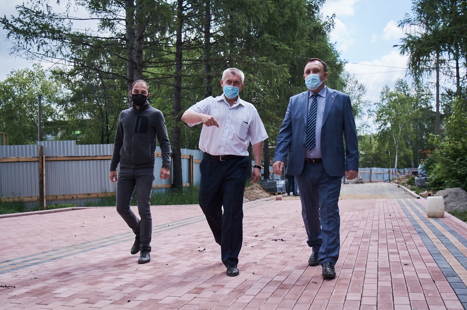 Леонид Фролов и глава Молодежного МО Александр Степанов инспектируют строительство ДК